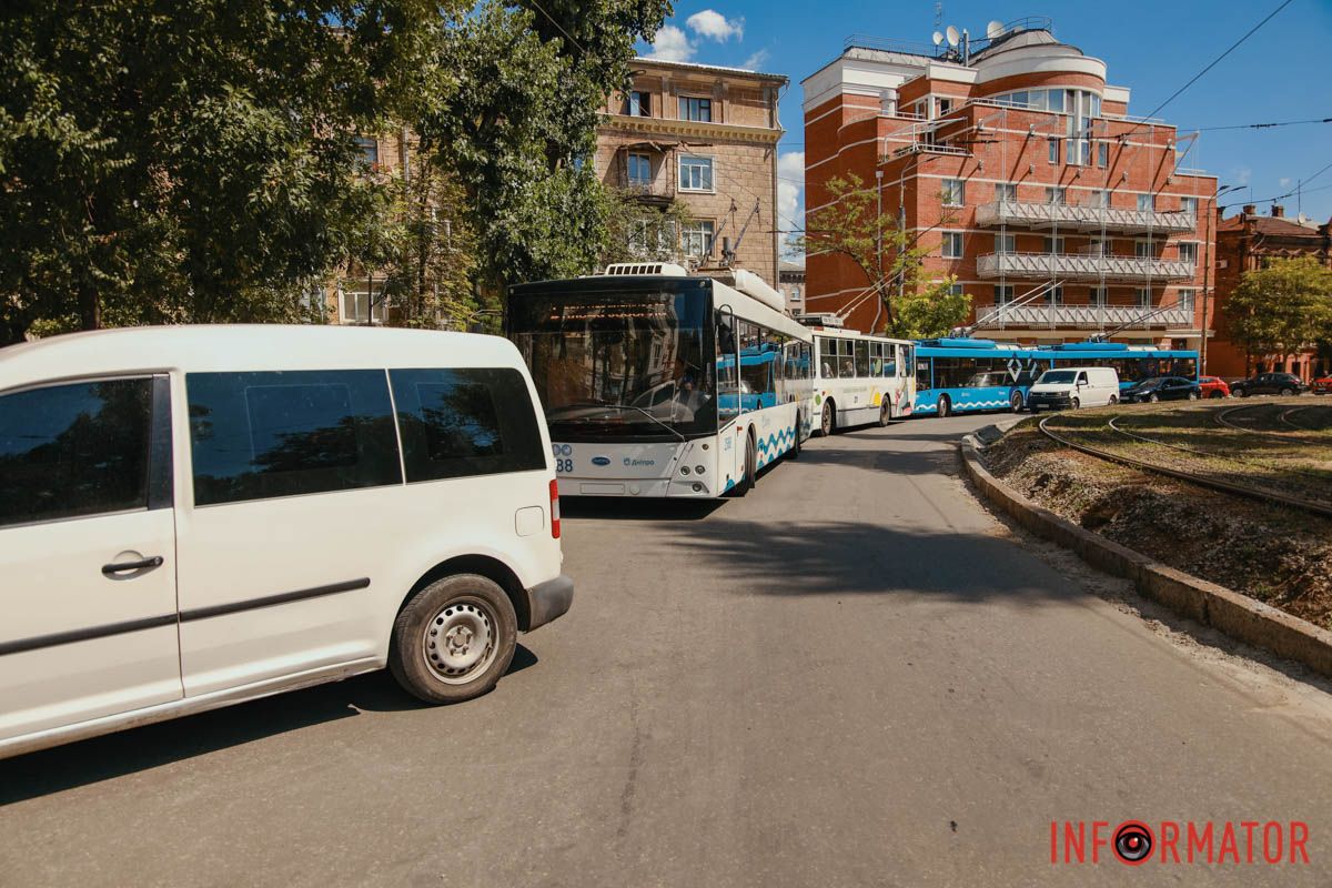 У Дніпрі на Соборній площі зупинився рух тролейбусів   8 серпня у Дніпрі, на Соборній площі зупинився рух тролейбусів. На місці проводять ремонтні роботи і звузили проїжджу частину. Водночас водій Nissan не вдало припаркував свою автівку, через що громадський транспорт не може проїхати. Станом на 12:25, на місце прибули поліцейські.   Про це пише Інформатор з місця події.   Наразі зупинився рух тролейбусів: 1, 6, 9, 10, 16, 21 та «Б». Враховуйте це під час планування поїздок містом. 10