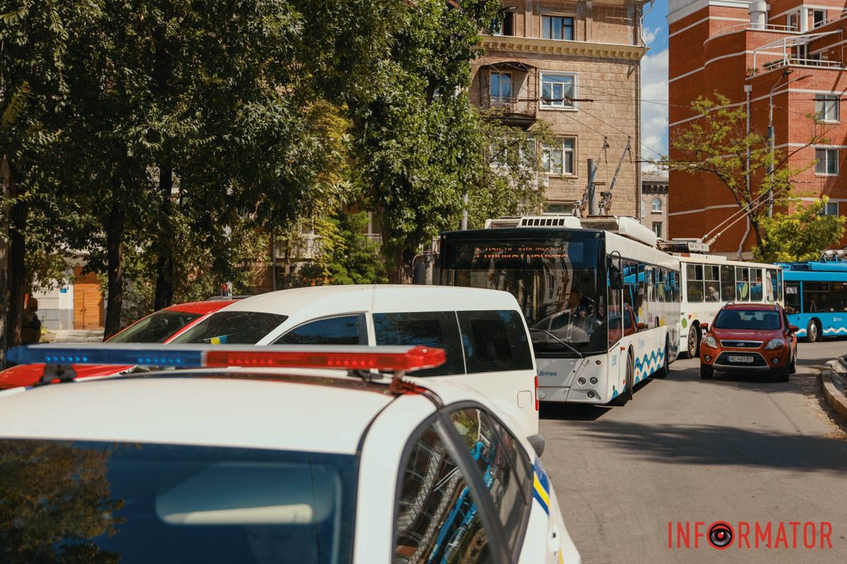 У Дніпрі на Соборній площі зупинився рух тролейбусів   8 серпня у Дніпрі, на Соборній площі зупинився рух тролейбусів. На місці проводять ремонтні роботи і звузили проїжджу частину. Водночас водій Nissan не вдало припаркував свою автівку, через що громадський транспорт не може проїхати. Станом на 12:25, на місце прибули поліцейські.   Про це пише Інформатор з місця події.   Наразі зупинився рух тролейбусів: 1, 6, 9, 10, 16, 21 та «Б». Враховуйте це під час планування поїздок містом. 7