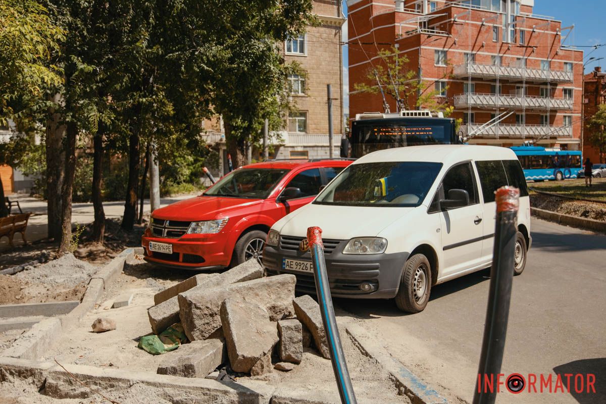 У Дніпрі на Соборній площі зупинився рух тролейбусів   8 серпня у Дніпрі, на Соборній площі зупинився рух тролейбусів. На місці проводять ремонтні роботи і звузили проїжджу частину. Водночас водій Nissan не вдало припаркував свою автівку, через що громадський транспорт не може проїхати. Станом на 12:25, на місце прибули поліцейські.   Про це пише Інформатор з місця події.   Наразі зупинився рух тролейбусів: 1, 6, 9, 10, 16, 21 та «Б». Враховуйте це під час планування поїздок містом. 8