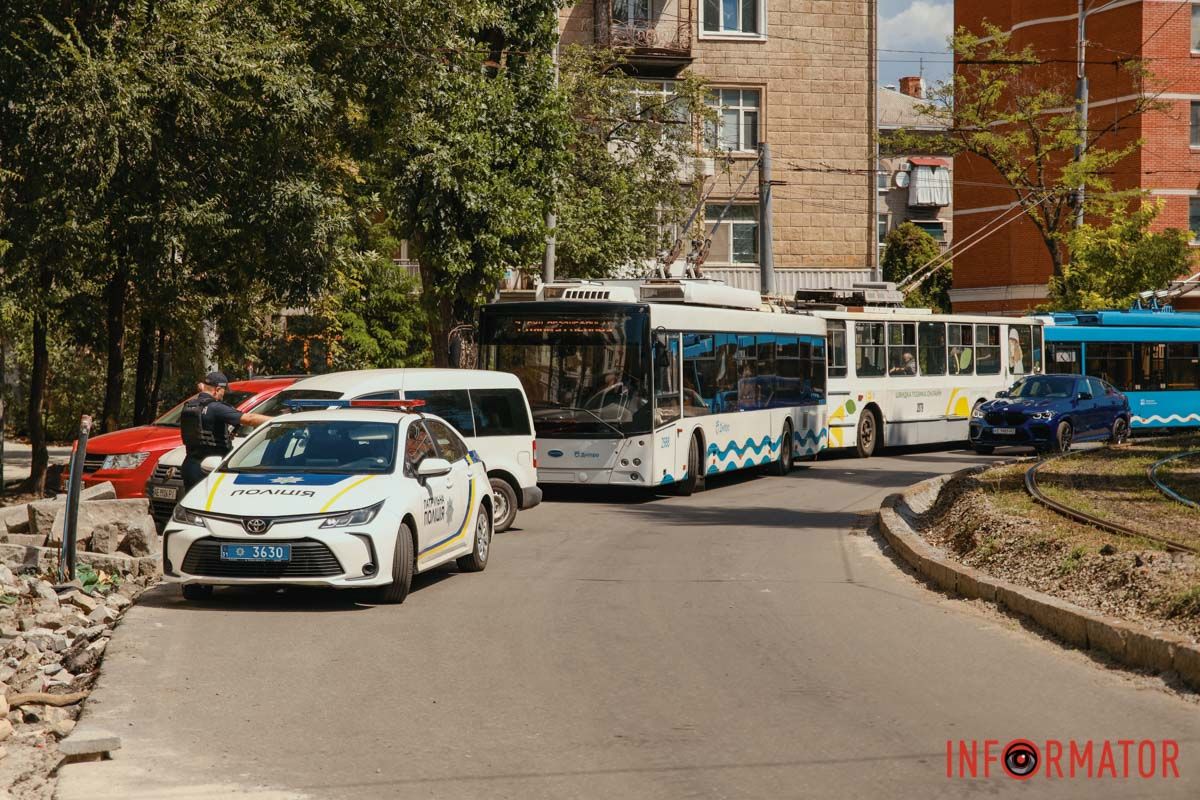 У Дніпрі на Соборній площі зупинився рух тролейбусів   8 серпня у Дніпрі, на Соборній площі зупинився рух тролейбусів. На місці проводять ремонтні роботи і звузили проїжджу частину. Водночас водій Nissan не вдало припаркував свою автівку, через що громадський транспорт не може проїхати. Станом на 12:25, на місце прибули поліцейські.   Про це пише Інформатор з місця події.   Наразі зупинився рух тролейбусів: 1, 6, 9, 10, 16, 21 та «Б». Враховуйте це під час планування поїздок містом. 3