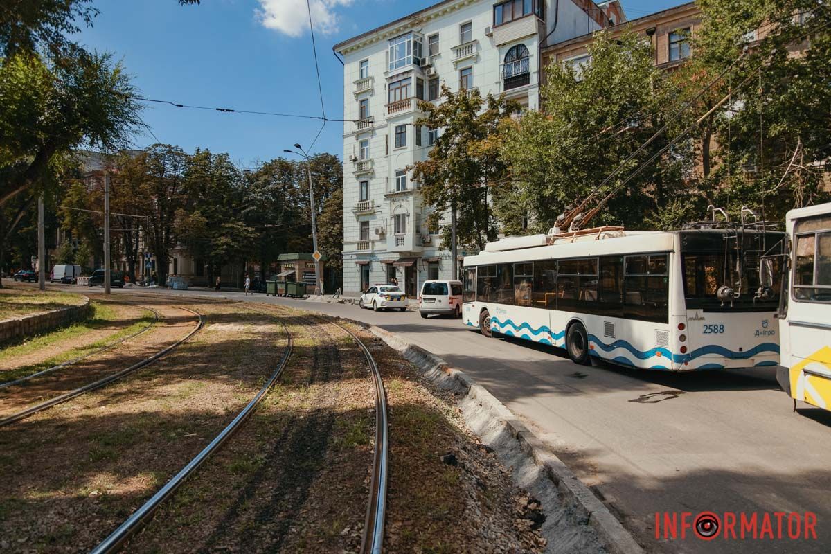У Дніпрі на Соборній площі зупинився рух тролейбусів   8 серпня у Дніпрі, на Соборній площі зупинився рух тролейбусів. На місці проводять ремонтні роботи і звузили проїжджу частину. Водночас водій Nissan не вдало припаркував свою автівку, через що громадський транспорт не може проїхати. Станом на 12:25, на місце прибули поліцейські.   Про це пише Інформатор з місця події.   Наразі зупинився рух тролейбусів: 1, 6, 9, 10, 16, 21 та «Б». Враховуйте це під час планування поїздок містом. 9