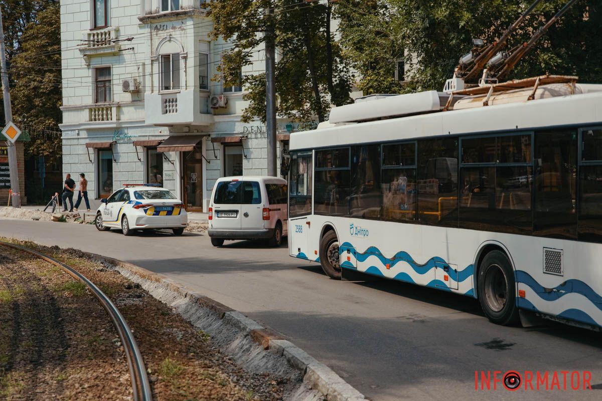 У Дніпрі на Соборній площі зупинився рух тролейбусів   8 серпня у Дніпрі, на Соборній площі зупинився рух тролейбусів. На місці проводять ремонтні роботи і звузили проїжджу частину. Водночас водій Nissan не вдало припаркував свою автівку, через що громадський транспорт не може проїхати. Станом на 12:25, на місце прибули поліцейські.   Про це пише Інформатор з місця події.   Наразі зупинився рух тролейбусів: 1, 6, 9, 10, 16, 21 та «Б». Враховуйте це під час планування поїздок містом. 5