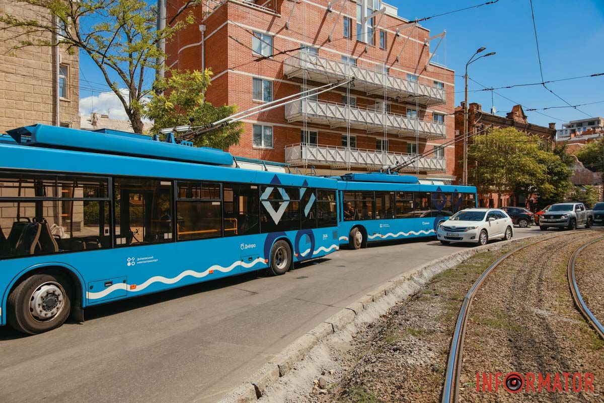 У Дніпрі на Соборній площі зупинився рух тролейбусів   8 серпня у Дніпрі, на Соборній площі зупинився рух тролейбусів. На місці проводять ремонтні роботи і звузили проїжджу частину. Водночас водій Nissan не вдало припаркував свою автівку, через що громадський транспорт не може проїхати. Станом на 12:25, на місце прибули поліцейські.   Про це пише Інформатор з місця події.   Наразі зупинився рух тролейбусів: 1, 6, 9, 10, 16, 21 та «Б». Враховуйте це під час планування поїздок містом. 6