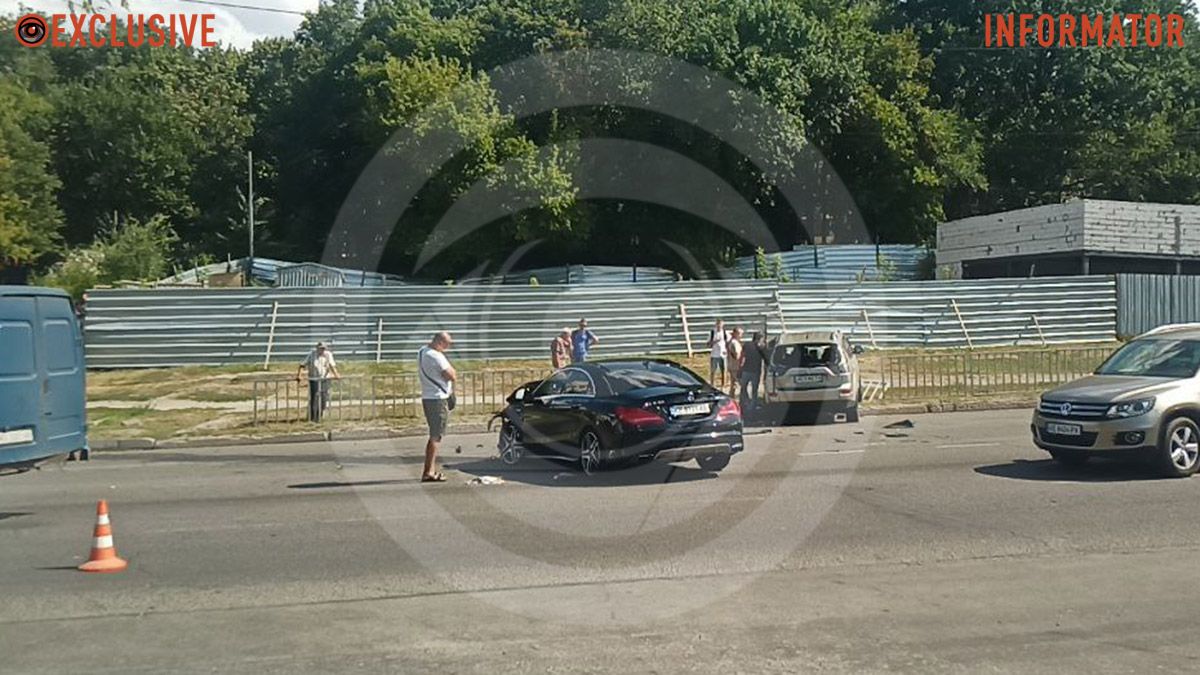 У Дніпрі на Космічній зіткнулись Mercedes та Mitsubishi: зайняті дві смуги