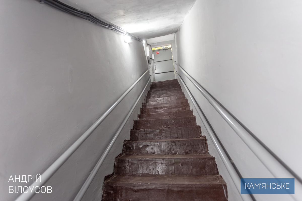 А вот закрываются после выхода последнего человека