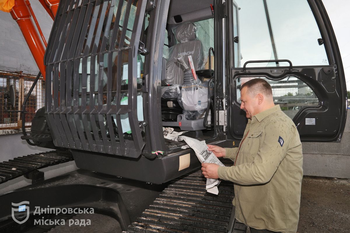 Нині до міста прибули ще пʼять колісних та гусеничних екскаваторів Помічна у різних роботах: до Дніпра прибула чергова партія комунальної техніки від Японії 3
