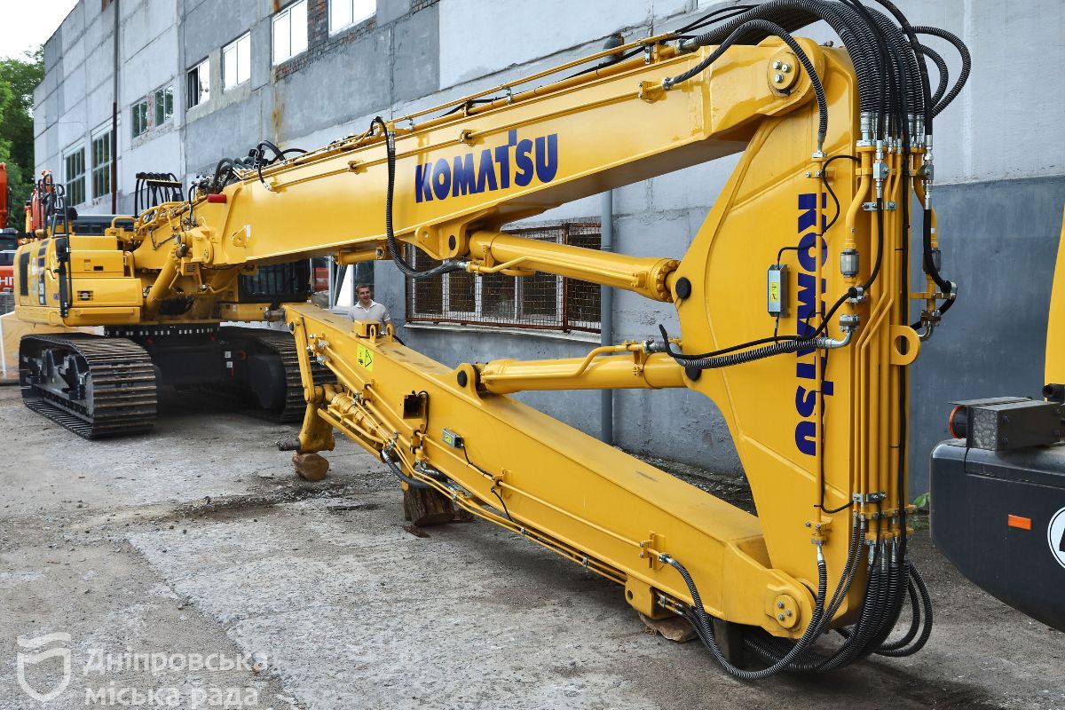 Мер подякував уряду та народу Японії, а також Японському агентству міжнародного співробітництва (JICA)  Помічна у різних роботах: до Дніпра прибула чергова партія комунальної техніки від Японії 7