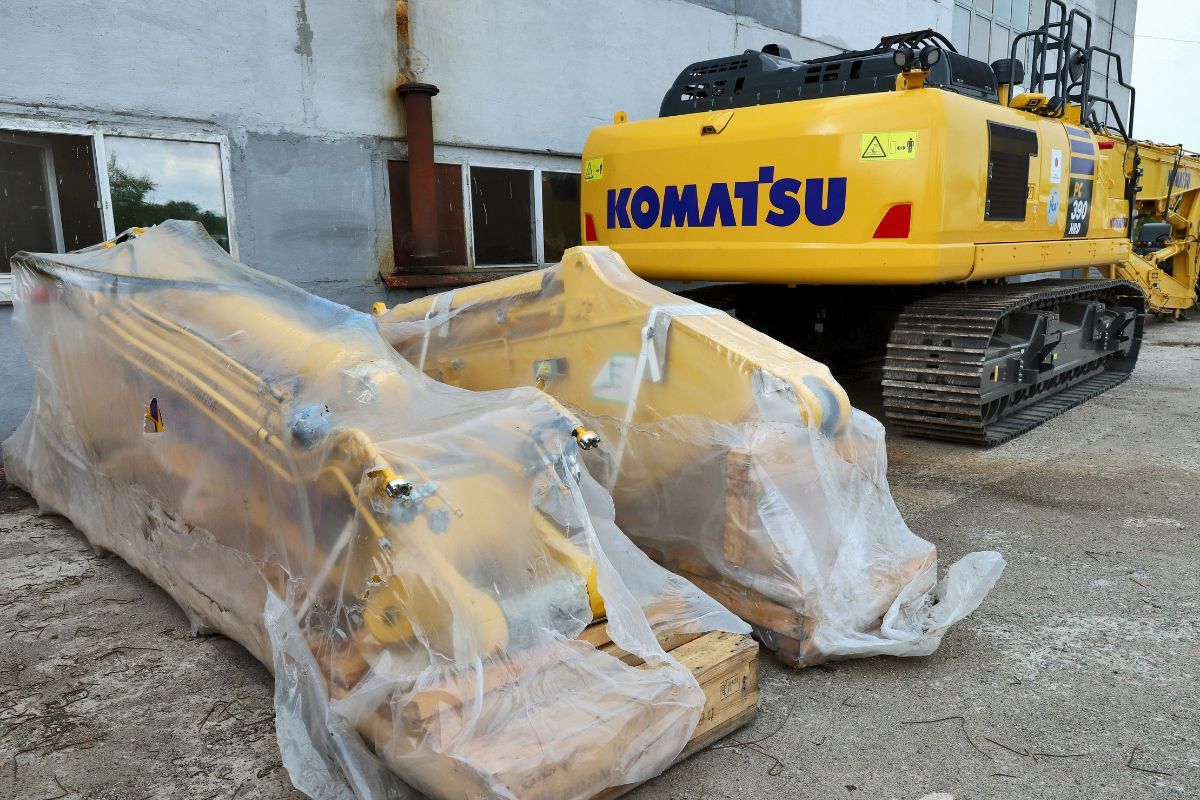 Отримана техніка дуже помічна, зокрема, під час розбору завалів Помічна у різних роботах: до Дніпра прибула чергова партія комунальної техніки від Японії 8