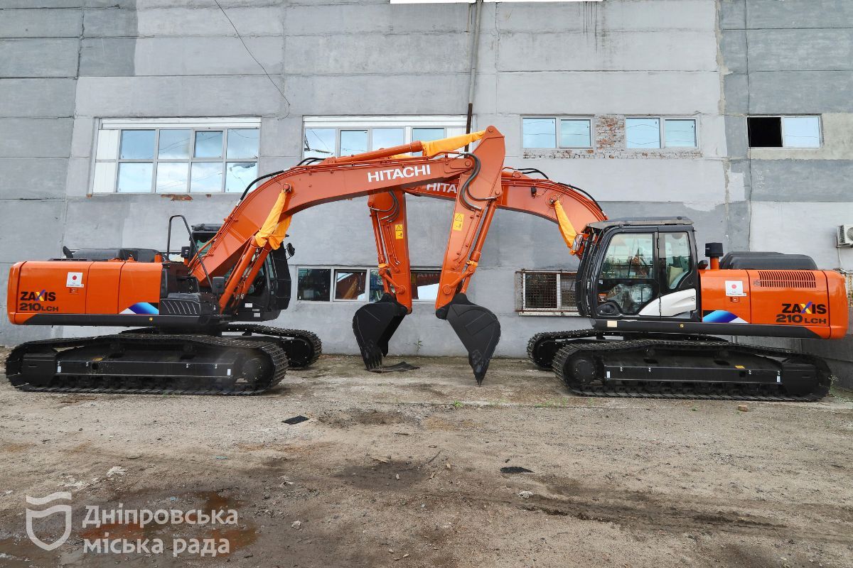 Та екскаватори-навантажувачі Hitachi та Komatsu Помічна у різних роботах: до Дніпра прибула чергова партія комунальної техніки від Японії 4