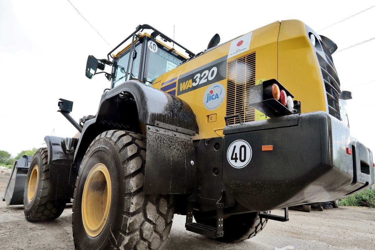 Серед них і установка для демонтажних робіт з виносною стрілою 24 метри та гідравлічними ножицями Помічна у різних роботах: до Дніпра прибула чергова партія комунальної техніки від Японії 5