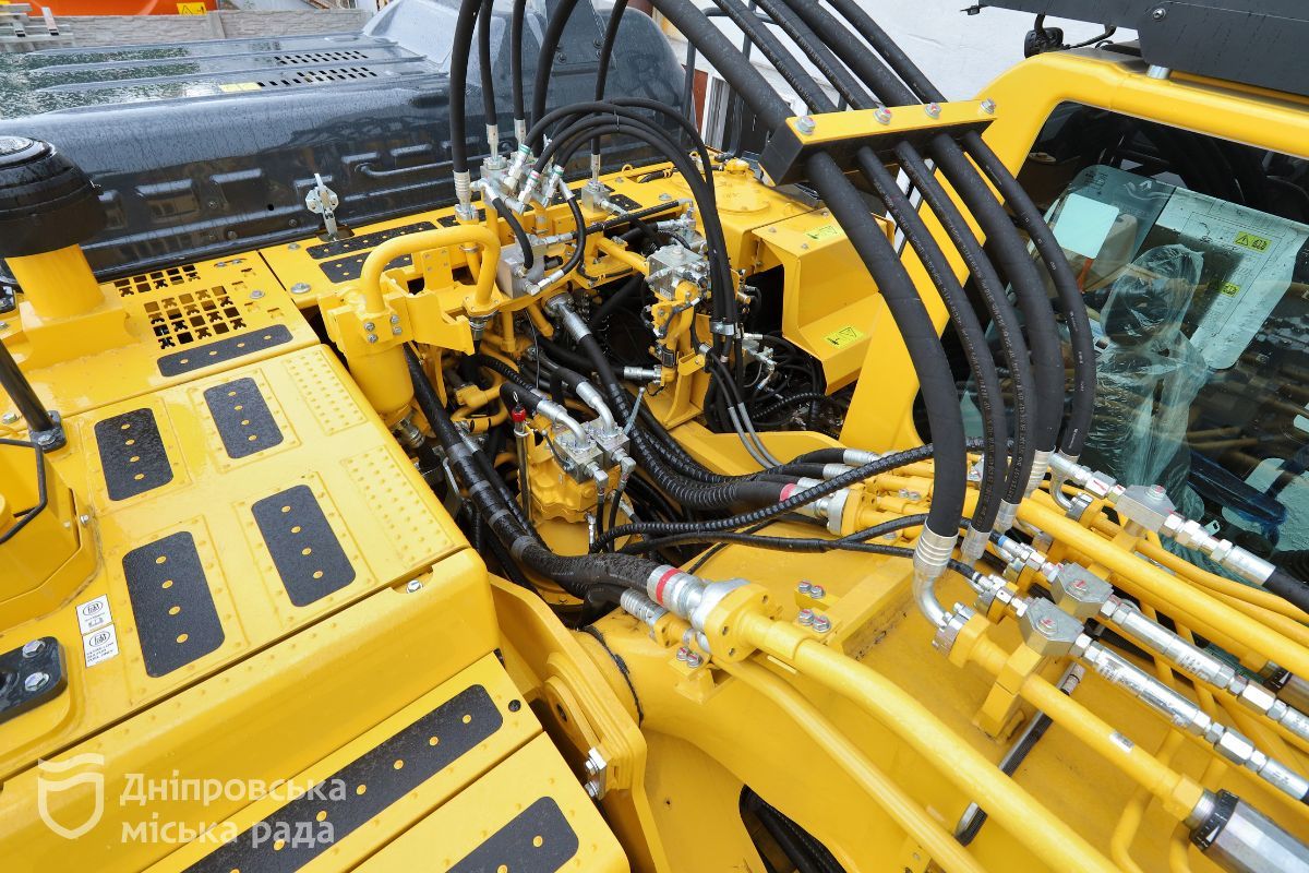 "Ми отримуватимемо ще і ще додаткову техніку", - Філатов Помічна у різних роботах: до Дніпра прибула чергова партія комунальної техніки від Японії 6