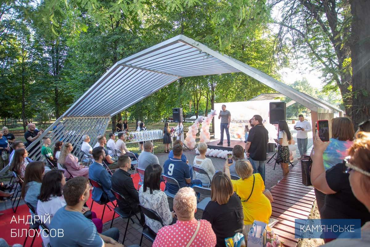 Поздравили молодых людей с грядущим праздником «Возможности и реализации всех замыслов»: в Каменском прошли торжества в канун Дня молодежи 2