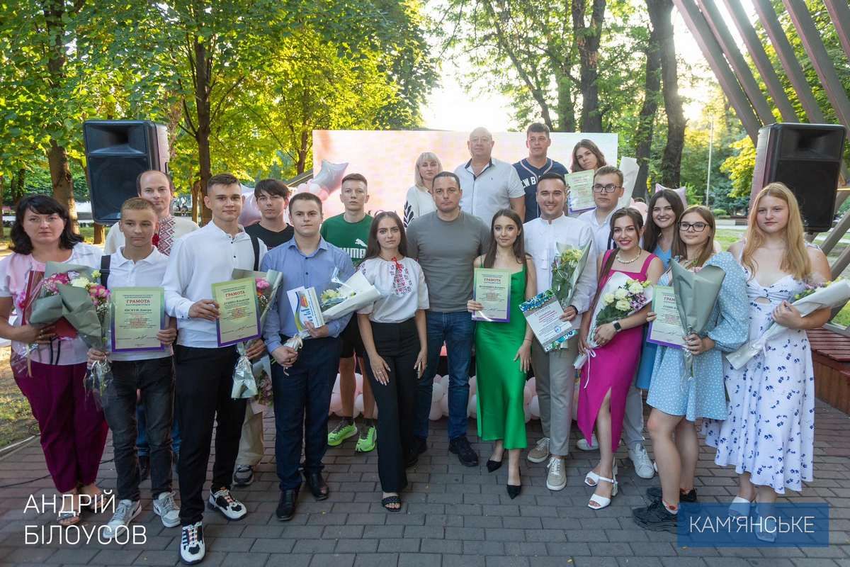 Вручили награды лучшим представителям молодежи Каменского «Возможности и реализации всех замыслов»: в Каменском прошли торжества в канун Дня молодежи 4