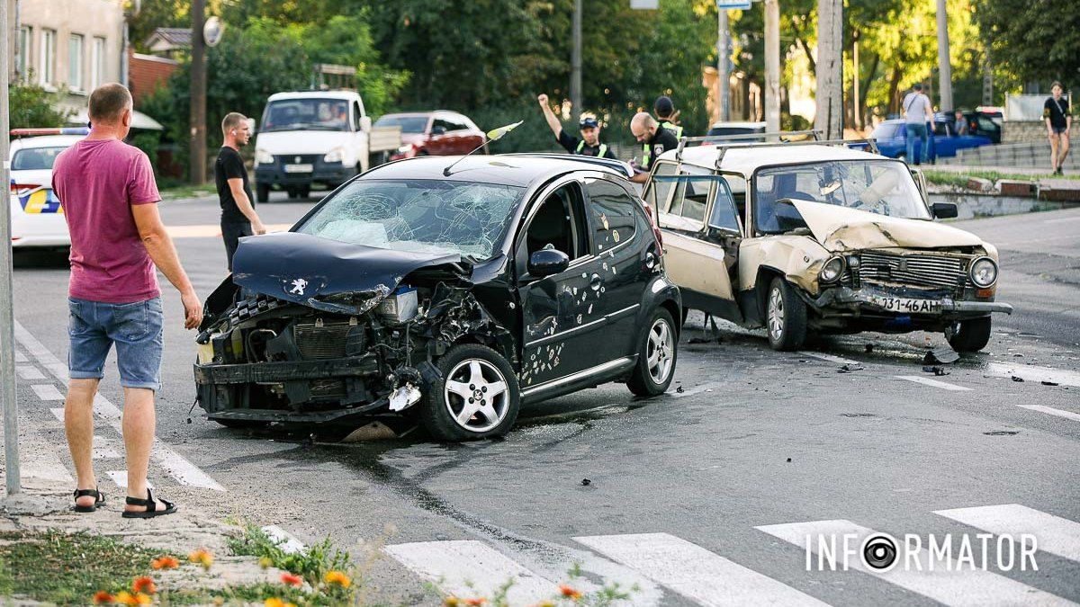 У Дніпрі на Бандери зіштовхнулися Peugeot та ВАЗ: є постраждала