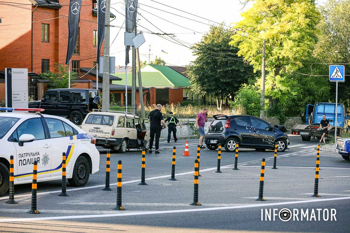 Станом на 18:07 Peugeot почали вантажити на евакуатор Станом на 18:07 Peugeot почали вантажити на евакуатор
