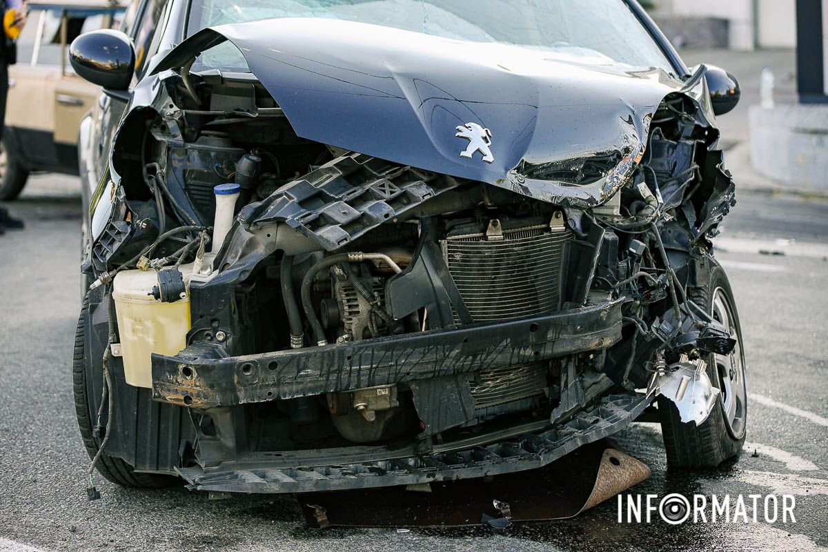 Про це повідомляє Інформатор з місця події Про це повідомляє Інформатор з місця події