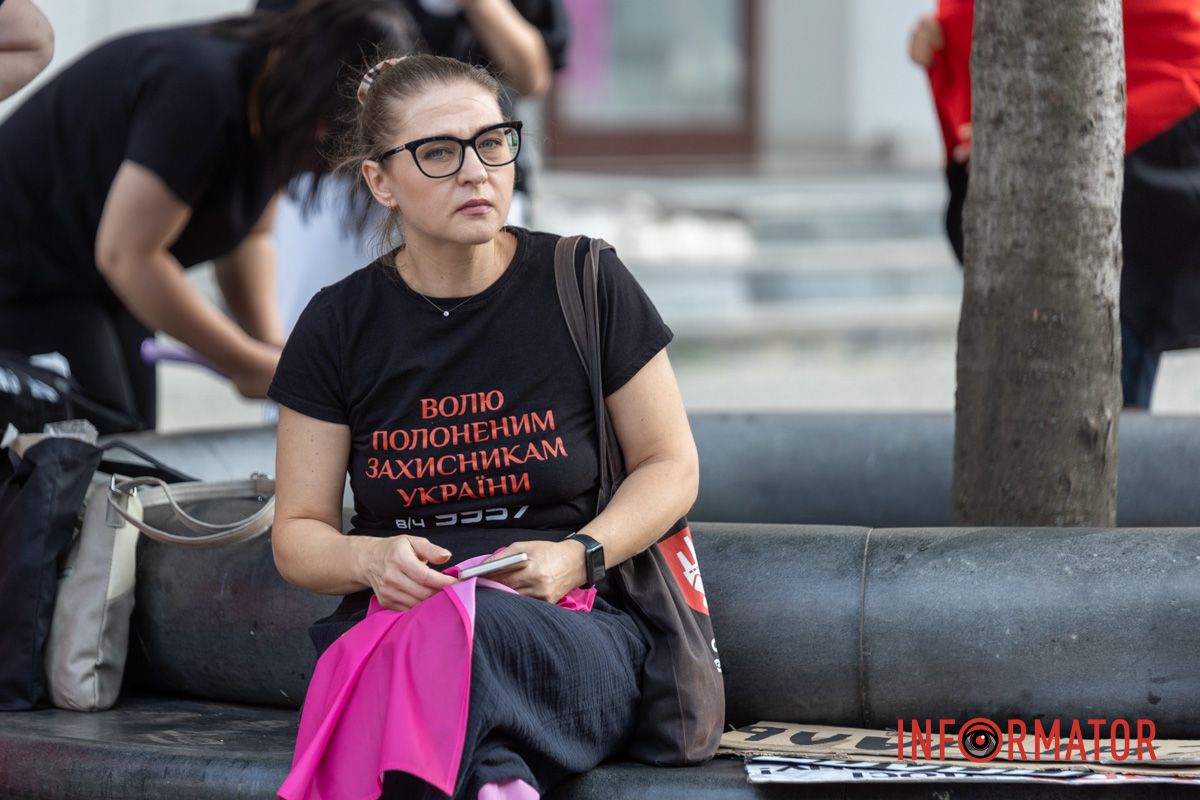 Днепр становится голосом пленных: десятки людей с плакатами прошли по улицам города 12