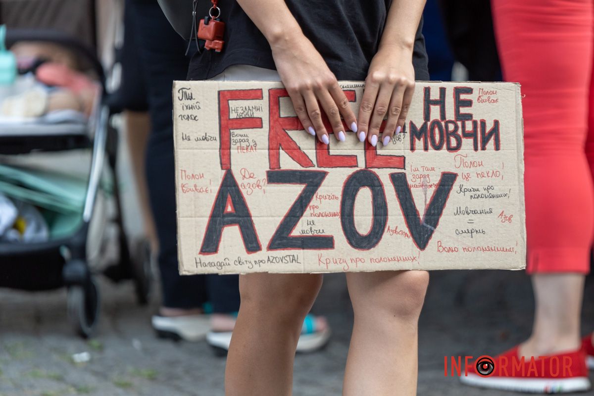 Днепр становится голосом пленных: десятки людей с плакатами прошли по улицам города 11