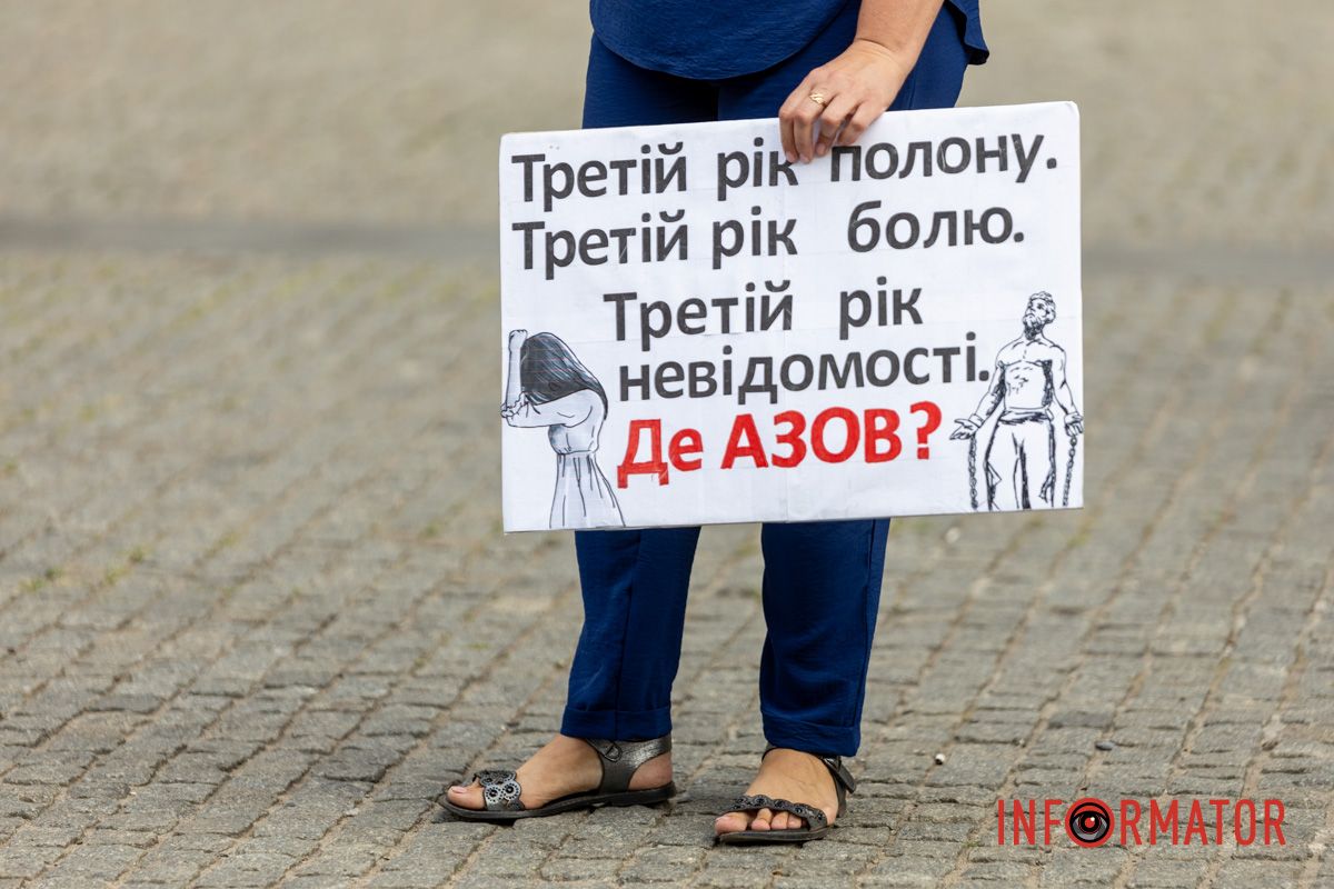 Днепр становится голосом пленных: десятки людей с плакатами прошли по улицам города 10
