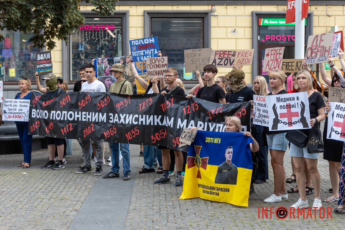 Днепр становится голосом пленных: десятки людей с плакатами прошли по улицам города 8