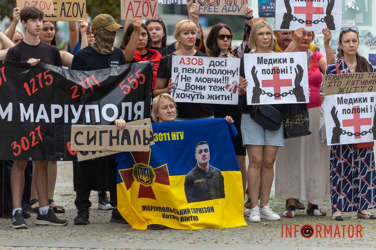 Днепр становится голосом пленных: десятки людей с плакатами прошли по улицам города 7