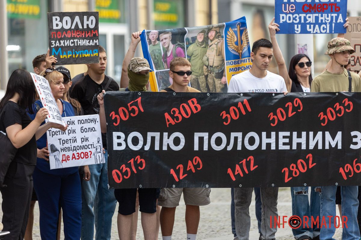 Днепр становится голосом пленных: десятки людей с плакатами прошли по улицам города 6