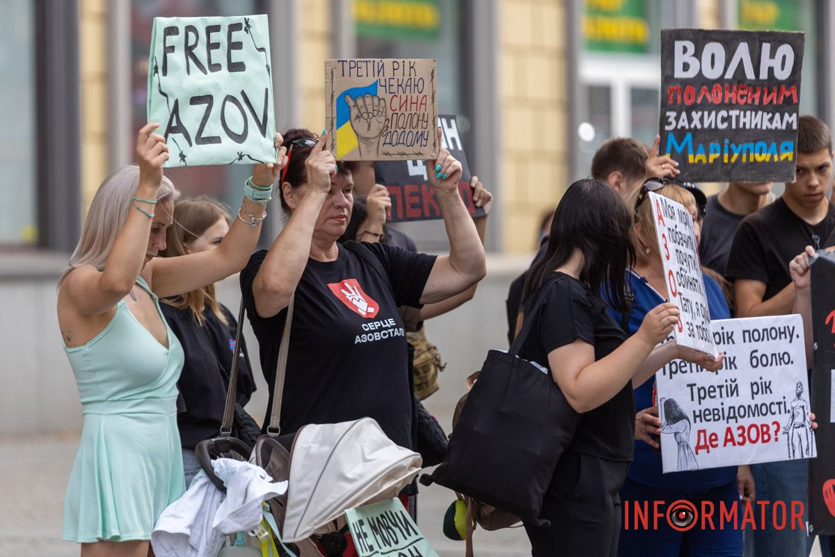 Днепр становится голосом пленных: десятки людей с плакатами прошли по улицам города 5