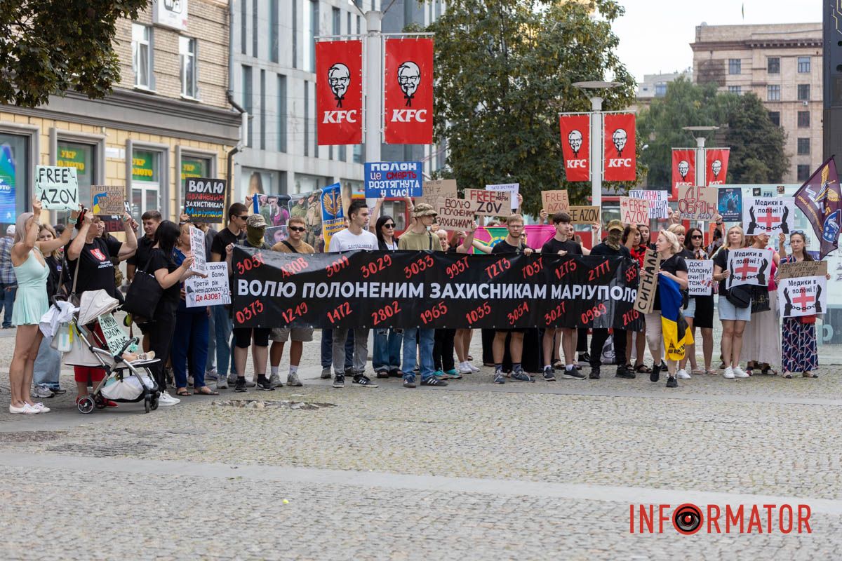 Днепр становится голосом пленных: десятки людей с плакатами прошли по улицам города 4