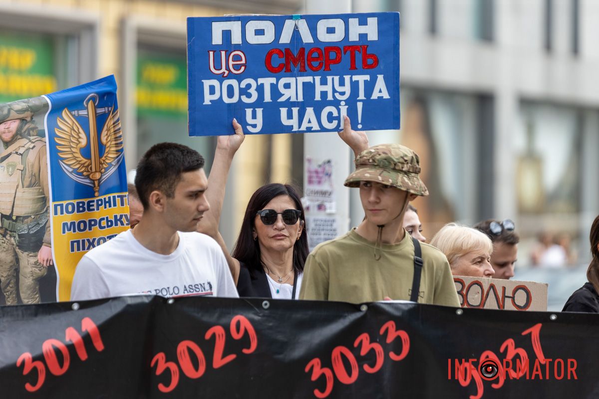 Днепр становится голосом пленных: десятки людей с плакатами прошли по улицам города 3