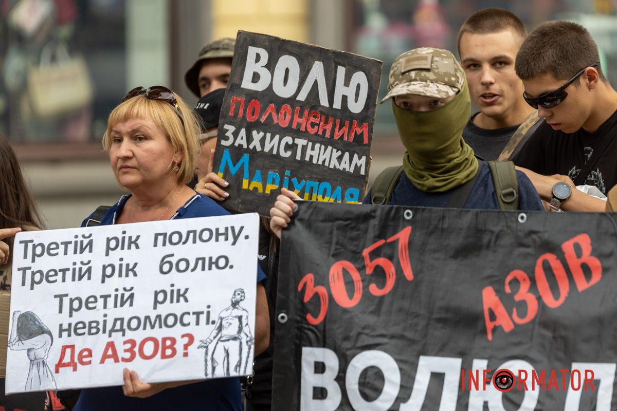 Днепр становится голосом пленных: десятки людей с плакатами прошли по улицам города 2