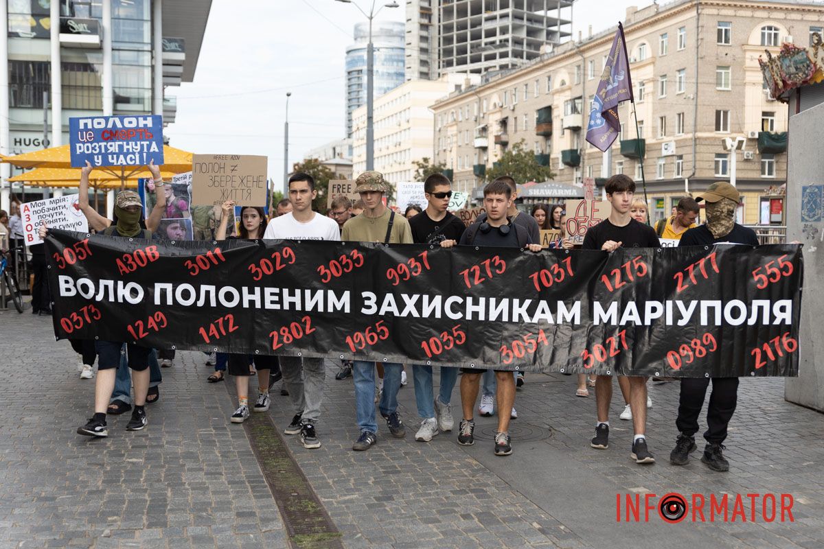 Днепр становится голосом пленных: десятки людей с плакатами прошли по улицам города 24