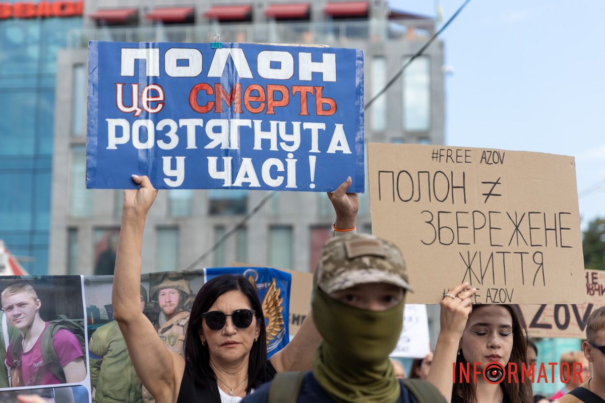 Днепр становится голосом пленных: десятки людей с плакатами прошли по улицам города 23