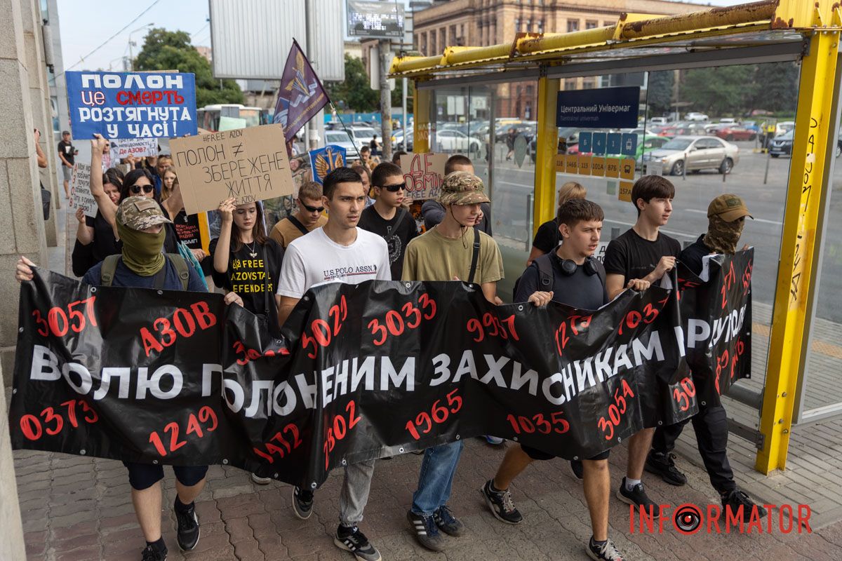 Днепр становится голосом пленных: десятки людей с плакатами прошли по улицам города 22