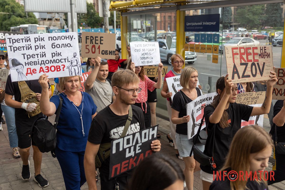 Днепр становится голосом пленных: десятки людей с плакатами прошли по улицам города 21