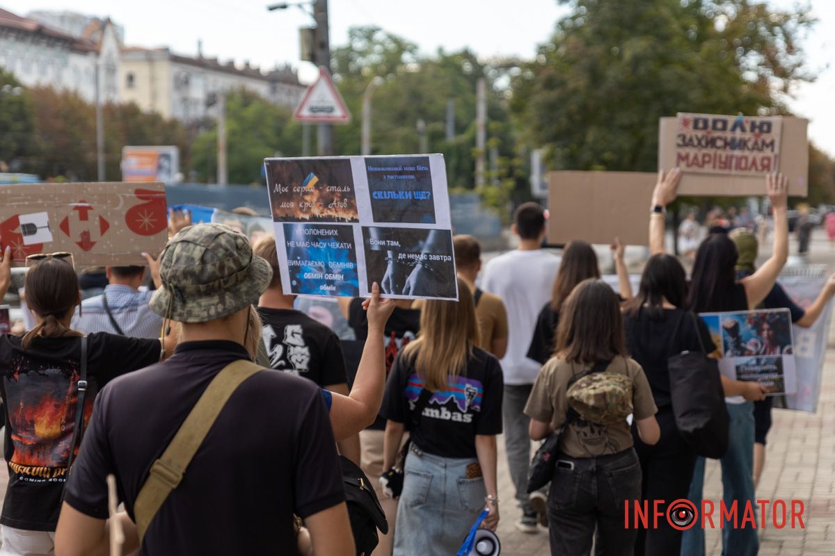 Днепр становится голосом пленных: десятки людей с плакатами прошли по улицам города 20