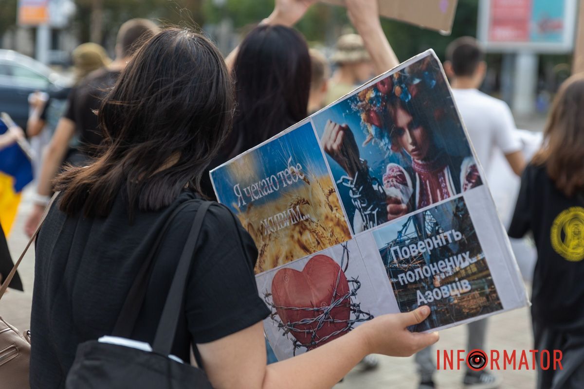 Днепр становится голосом пленных: десятки людей с плакатами прошли по улицам города 19
