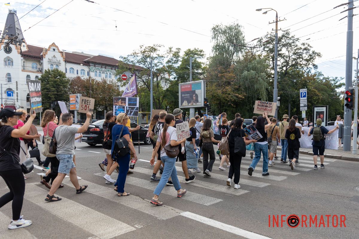Днепр становится голосом пленных: десятки людей с плакатами прошли по улицам города 18