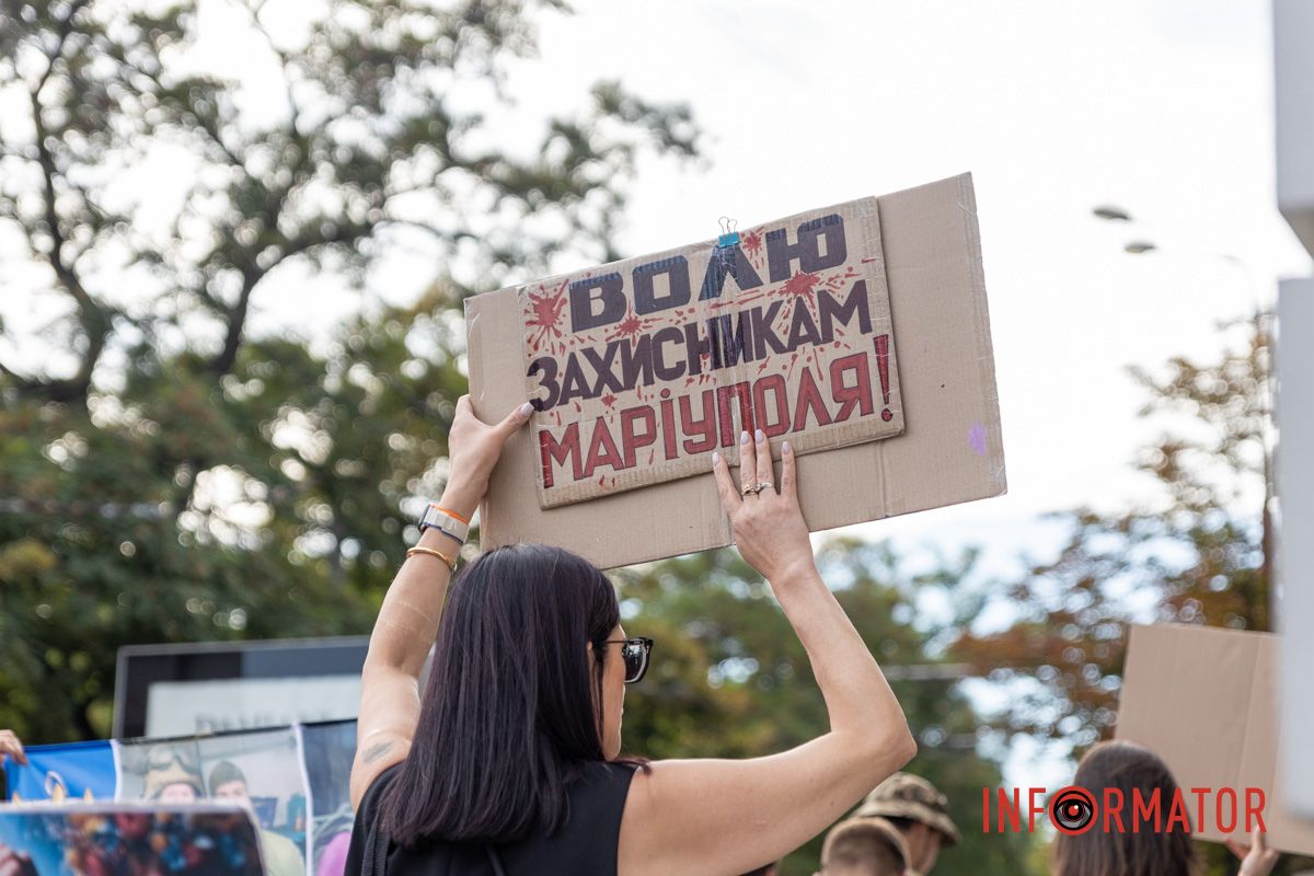 Днепр становится голосом пленных: десятки людей с плакатами прошли по улицам города 17