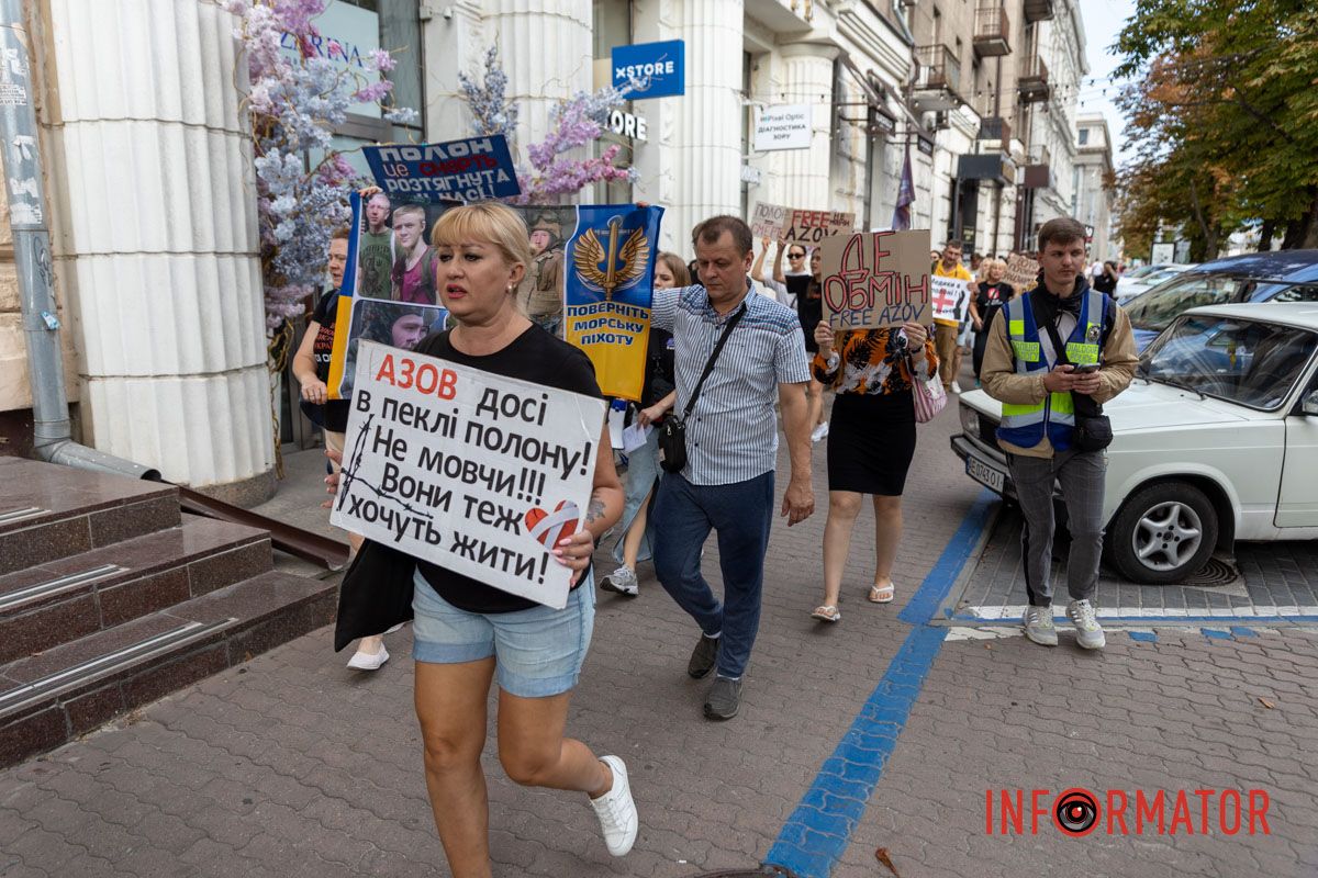 Днепр становится голосом пленных: десятки людей с плакатами прошли по улицам города 16