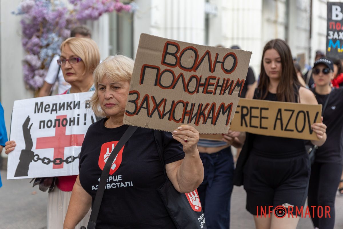Днепр становится голосом пленных: десятки людей с плакатами прошли по улицам города 15
