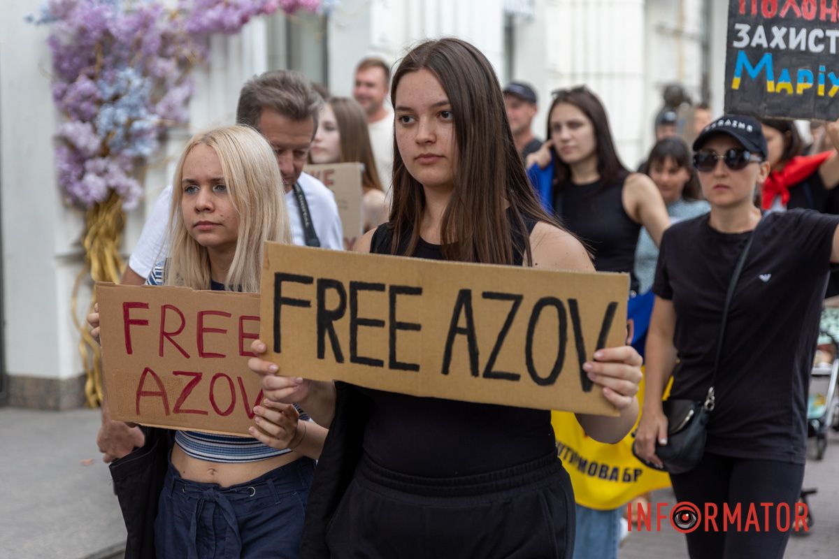 Днепр становится голосом пленных: десятки людей с плакатами прошли по улицам города 14