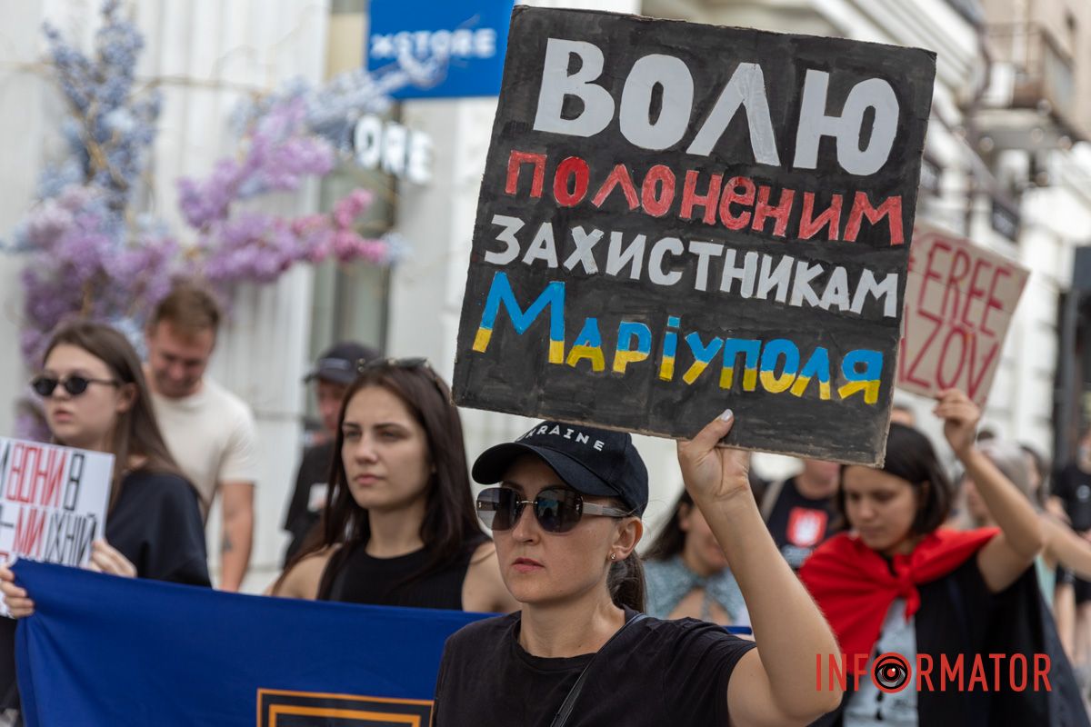 Днепр становится голосом пленных: десятки людей с плакатами прошли по улицам города 13