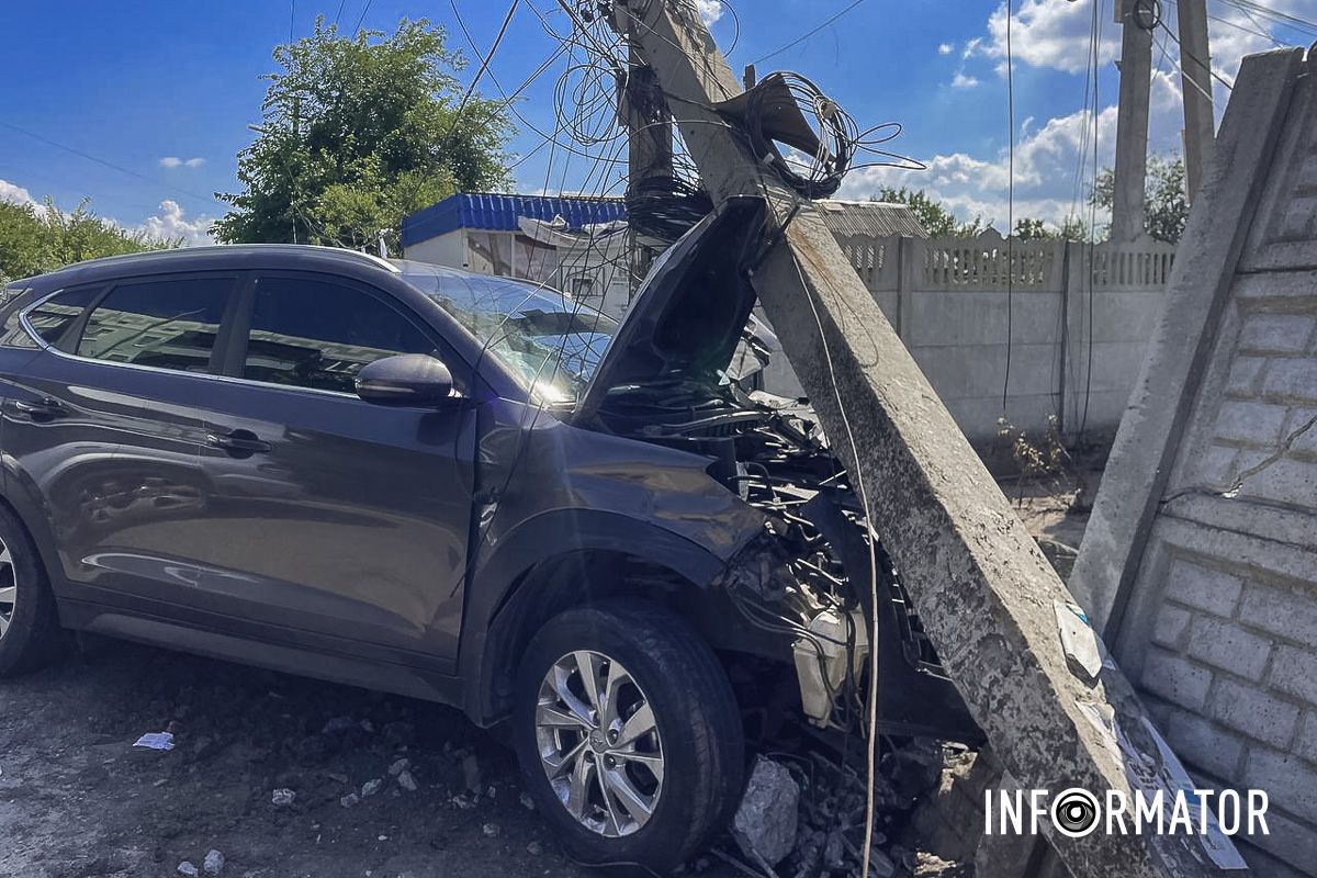 За словами очевидців, водій сильно не постраждав, але на місці ДТП його немає