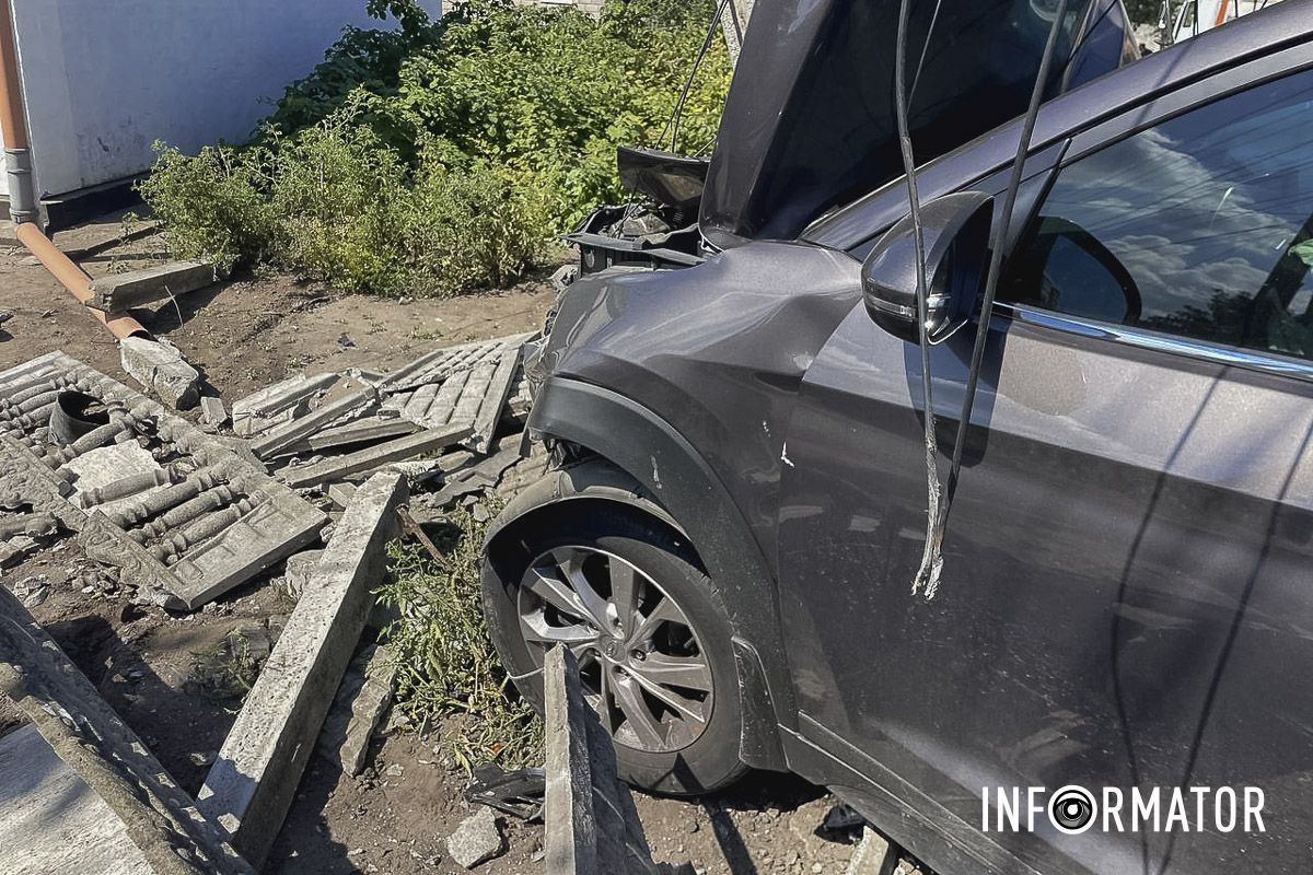 Очевидці кажуть, що Hundai зіштовхнувся з «Таврією», після чого вʼїхав у паркан та електроопору