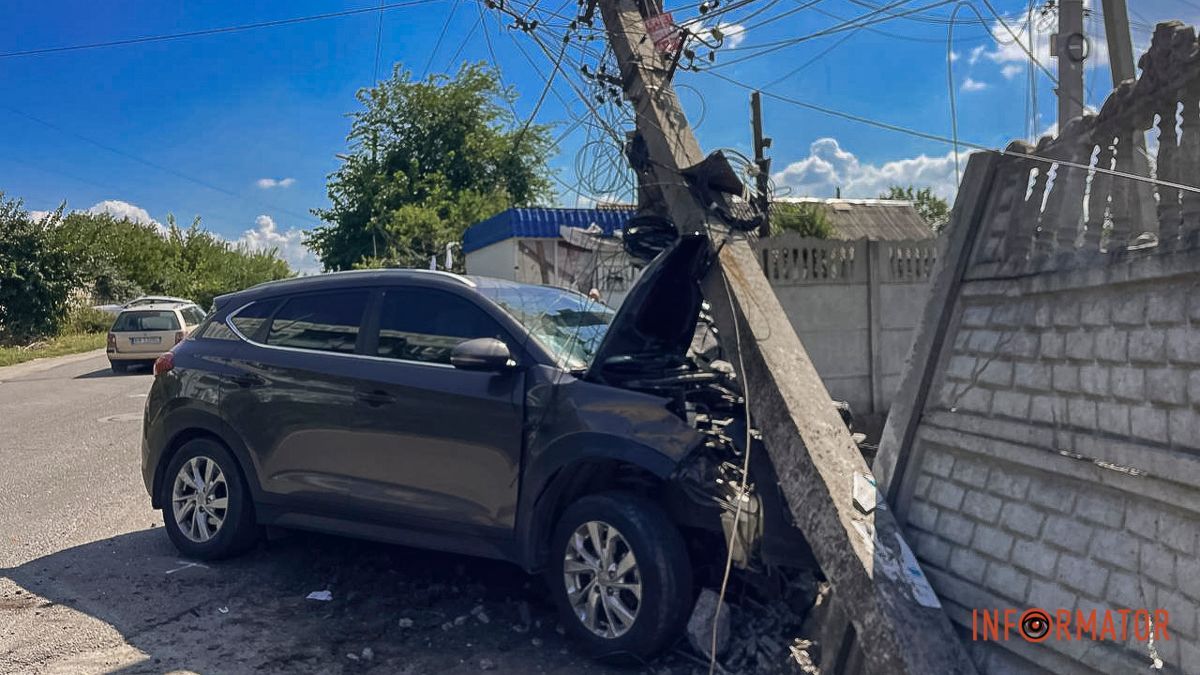 В Днепре на Футбольной Hyundai после столкновения с «Таврией» снес забор и электроопору