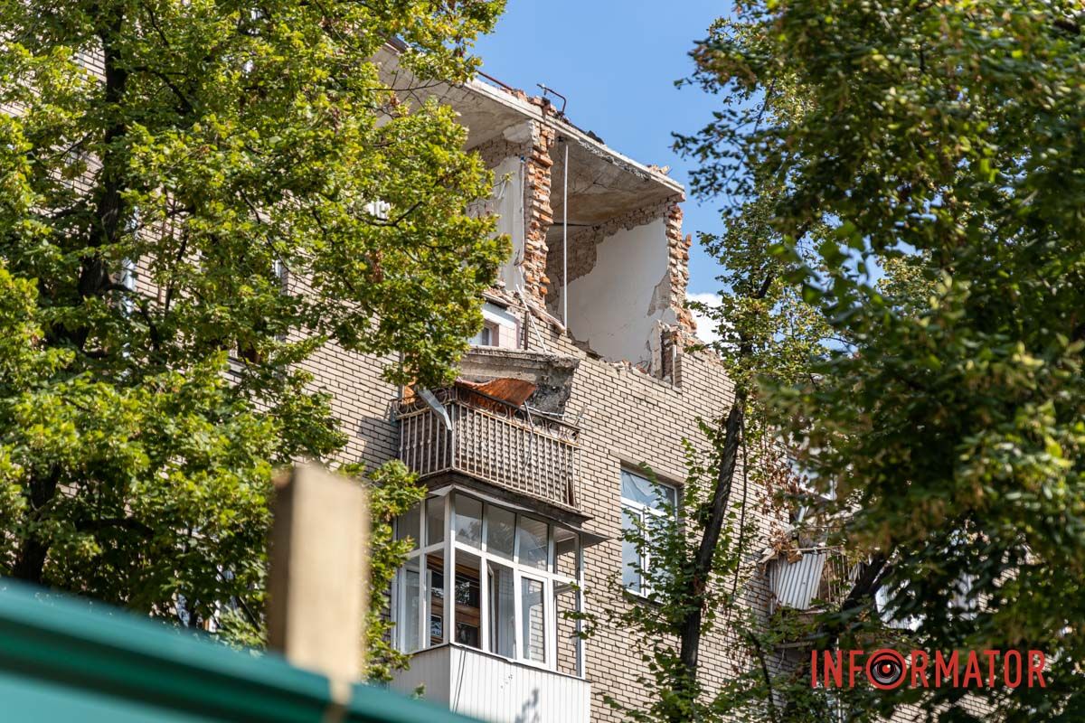 У Дніпрі на місці ракетної атаки стартували роботи з демонтажу У Дніпрі на Вокзальній почали демонтувати аварійну частину будинку, куди у квітні влучила російська ракета 1