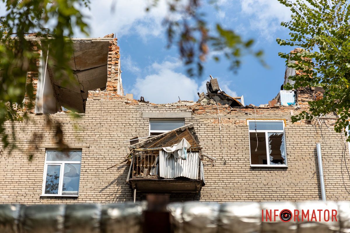 Як виглядає будинок станом на 11 серпня У Дніпрі на Вокзальній почали демонтувати аварійну частину будинку, куди у квітні влучила російська ракета 3