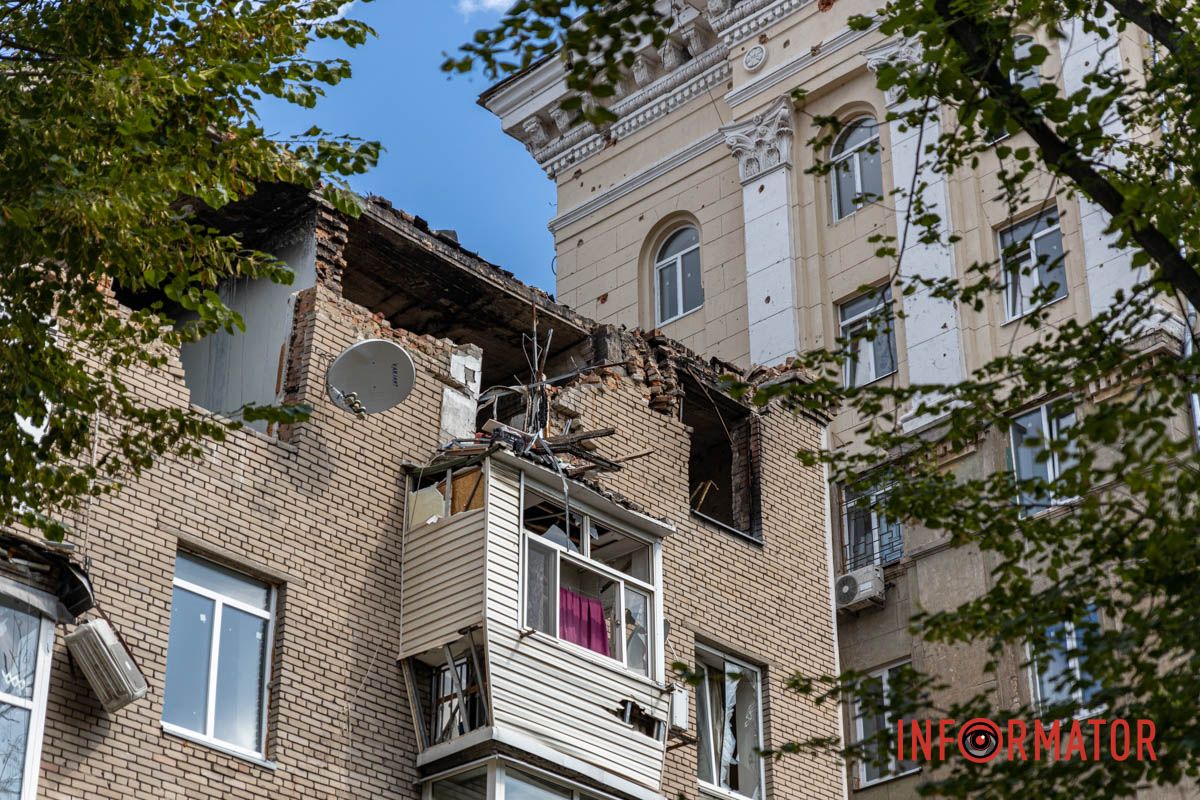 В будинок влучила російська ракета У Дніпрі на Вокзальній почали демонтувати аварійну частину будинку, куди у квітні влучила російська ракета 4