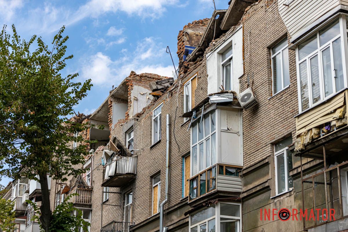 В будинку практично ніхто не живе У Дніпрі на Вокзальній почали демонтувати аварійну частину будинку, куди у квітні влучила російська ракета 8