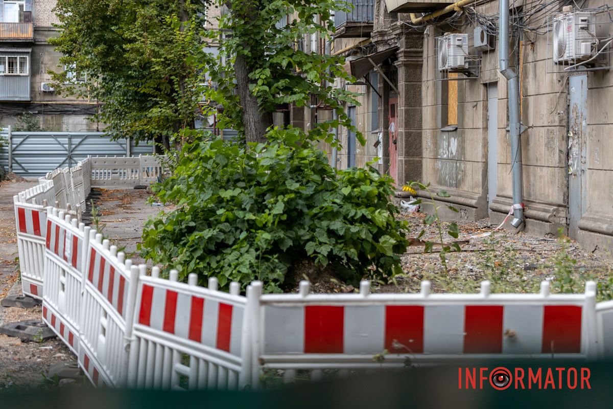 Що відбувається з-за парканом  У Дніпрі на Вокзальній почали демонтувати аварійну частину будинку, куди у квітні влучила російська ракета 10